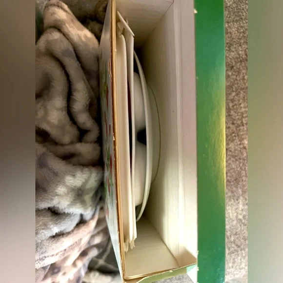 Vintage Strawberry Porcelain 22k Gold Trim Plate with strawberry bath soaps‎ - Picture 8 of 11